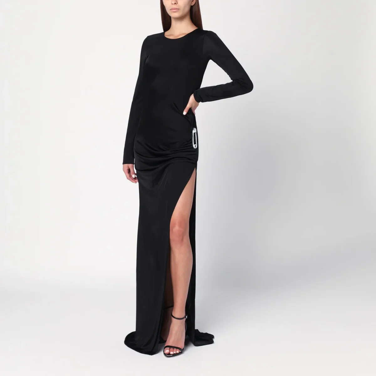 Abito lungo nero con dettaglio spilla – Image 3