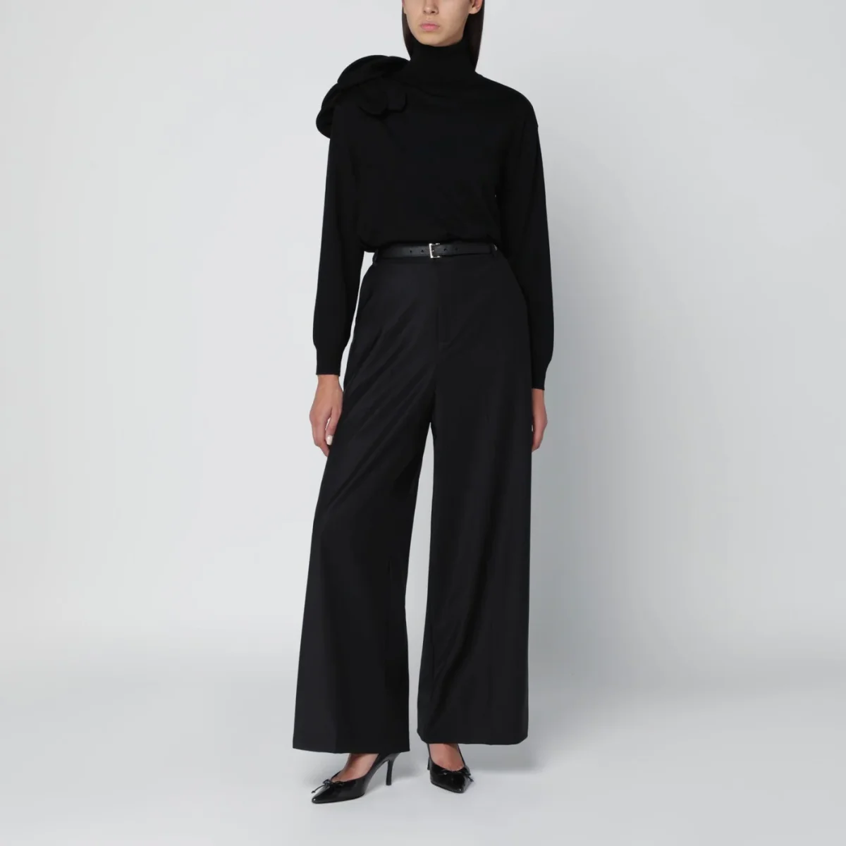 Maglia dolcevita nera con dettaglio fiore - Image 3