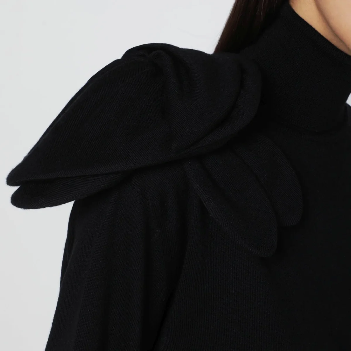 Maglia dolcevita nera con dettaglio fiore - Image 5