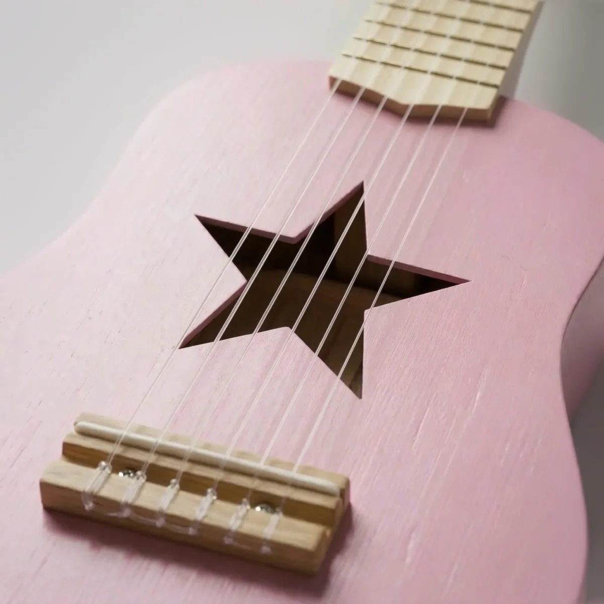 Chitarra giocattolo in legno rosa chiaro - Image 3
