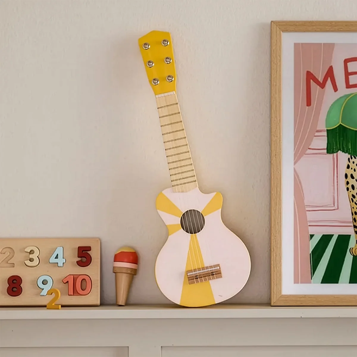 Chitarra giocattolo in legno gialla e bianca - Image 3