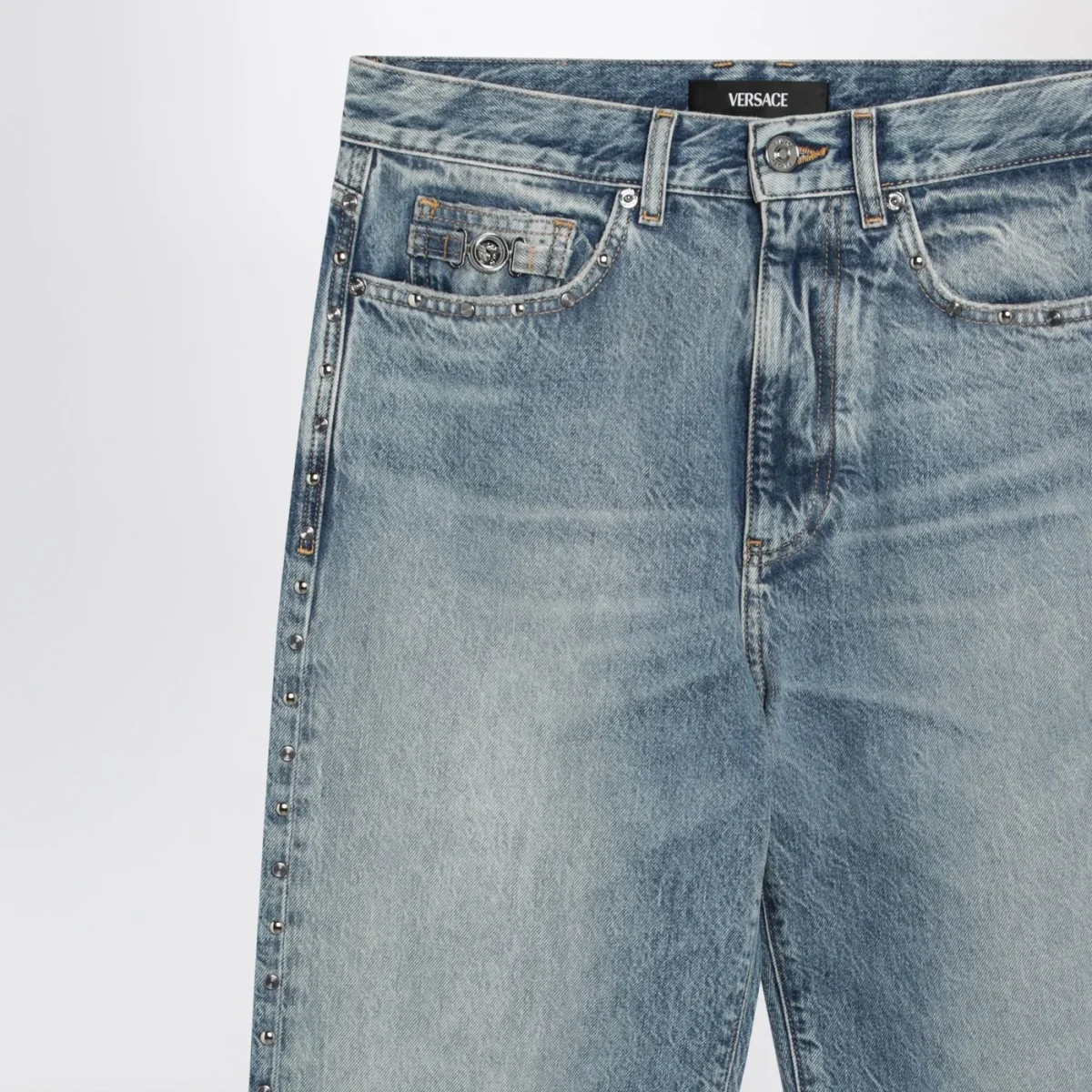 Jeans blu effetto slavato con piccole borchie – Image 4