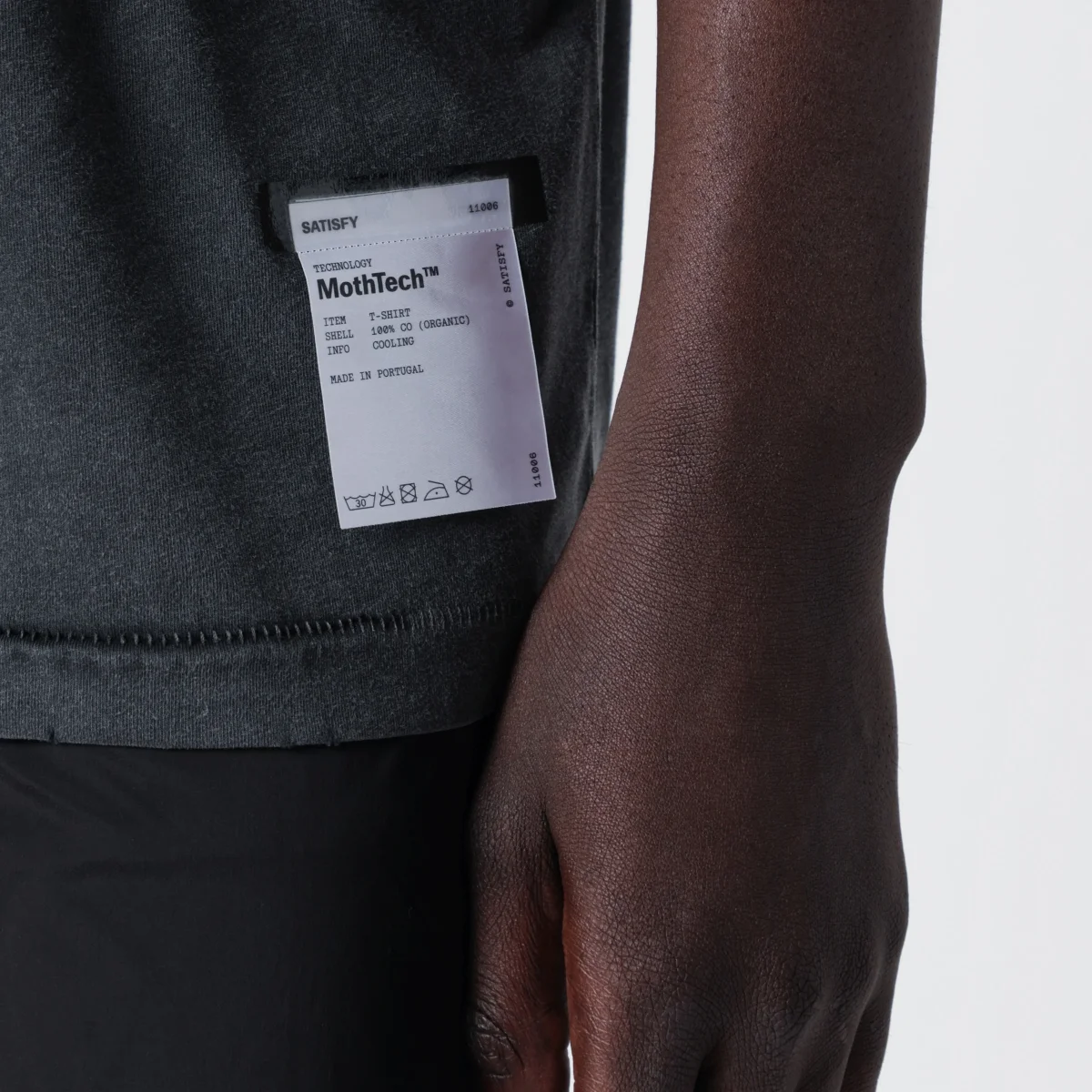 T‑Shirt MothTech Aged Black con stampa logo – Image 5