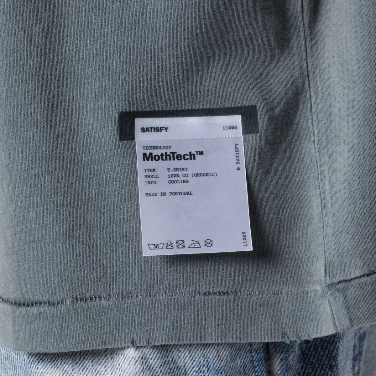 T‑Shirt MothTech Faded Black con stampa logo – Image 5