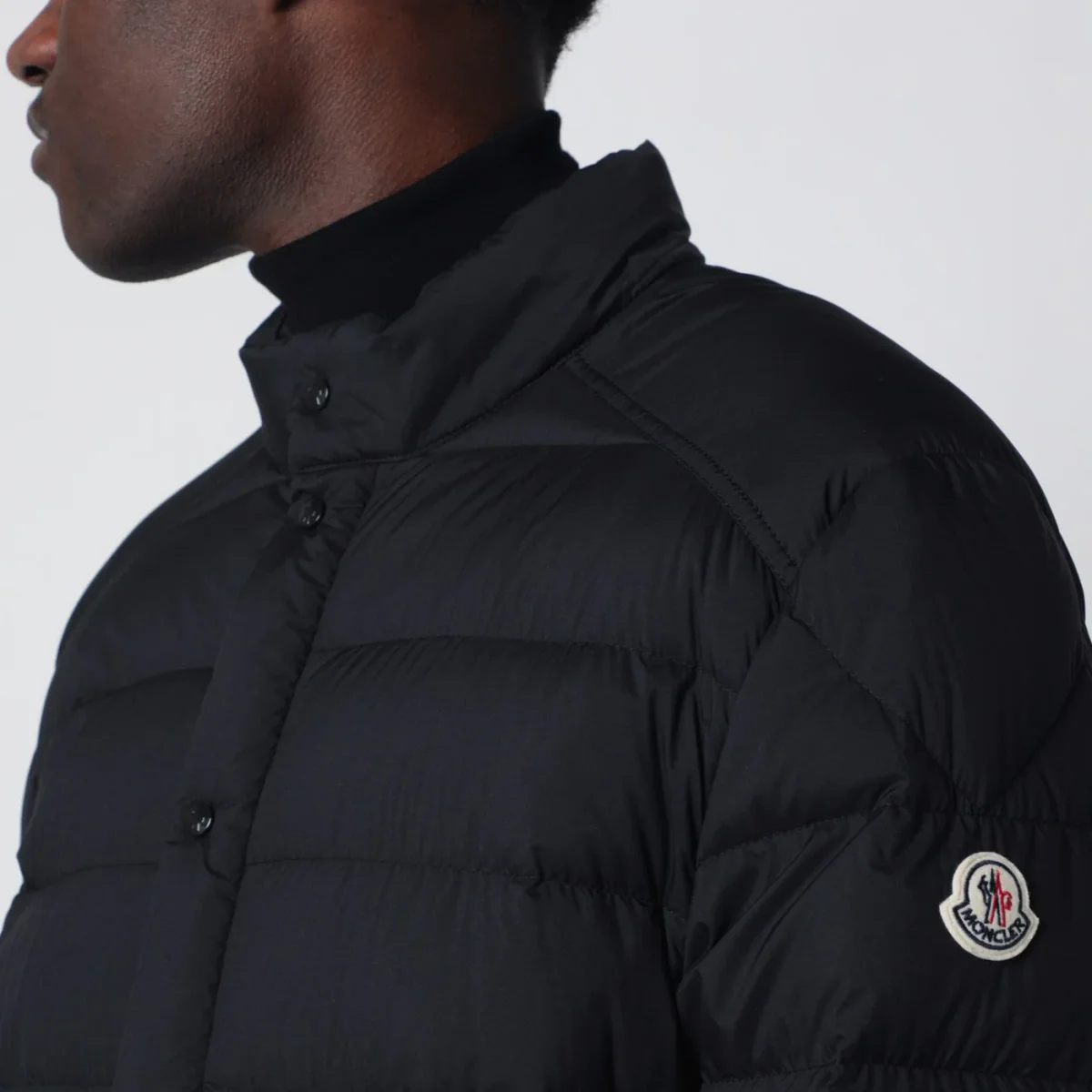 Piumino slim-fit in shell nero con logo applicato - Image 5