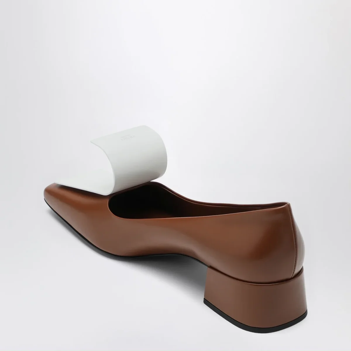 Décolleté in pelle tabacco e bianco – Image 5