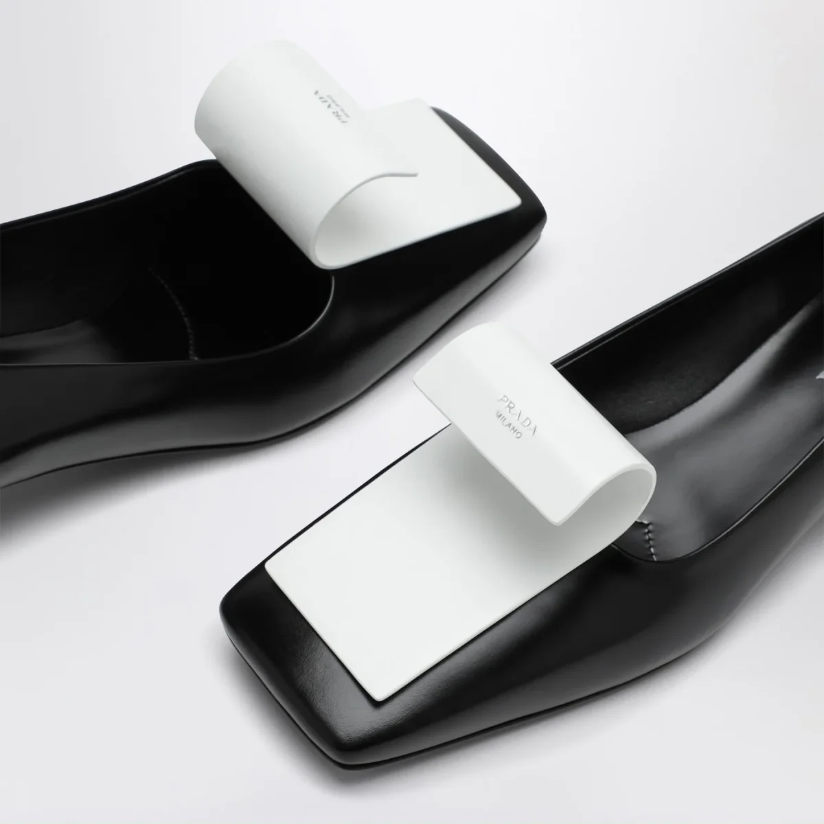 Décolleté in pelle nero e bianco - Image 6