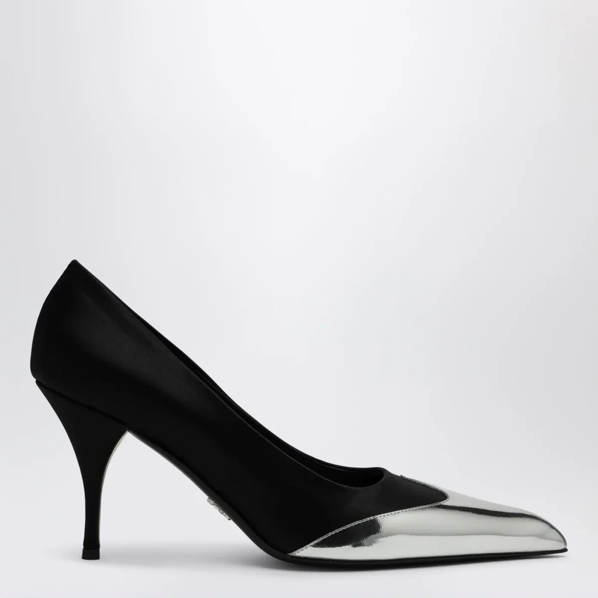 Décolleté nero in raso e pelle metallizzata