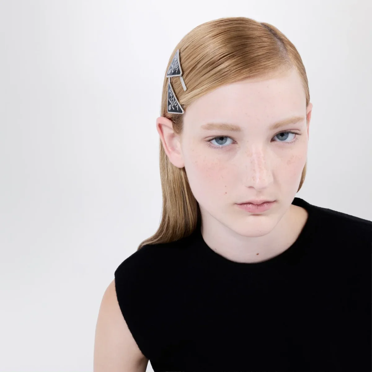 Fermacapelli nero con logo – Image 3