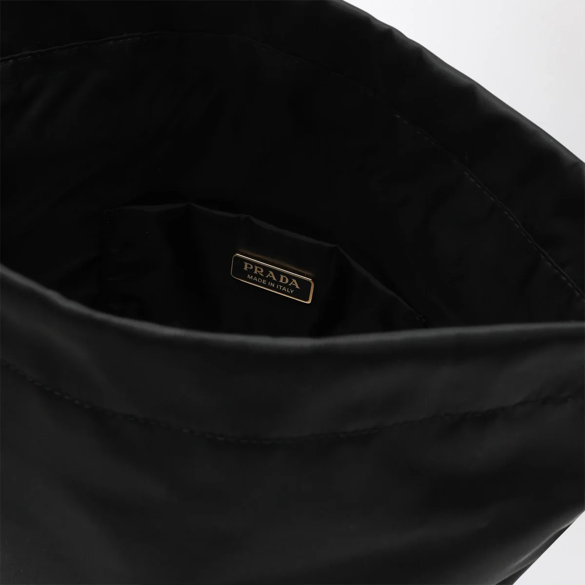 Pouch Prada Wish nera in Re-Nylon - Image 6