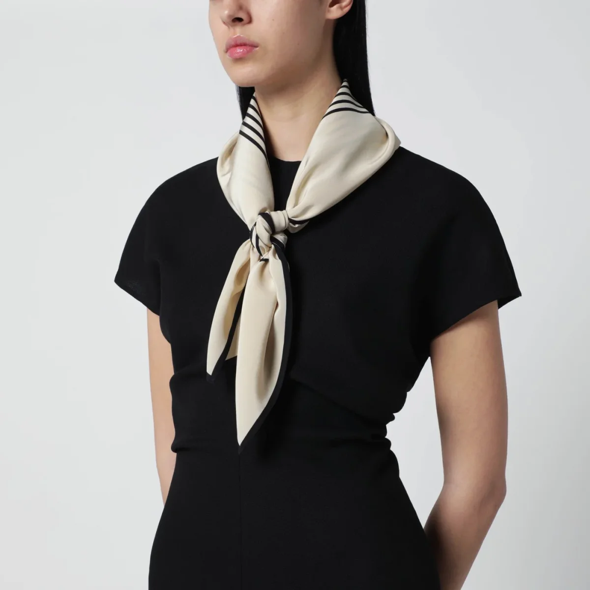 Foulard color crema in seta con monogramma centrale – Image 3