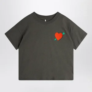 T-shirt nera slavata con ricamo cuore con freccia