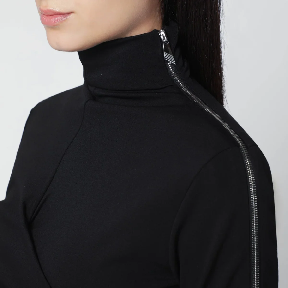 Abito dolcevita nero con dettaglio zip – Image 5