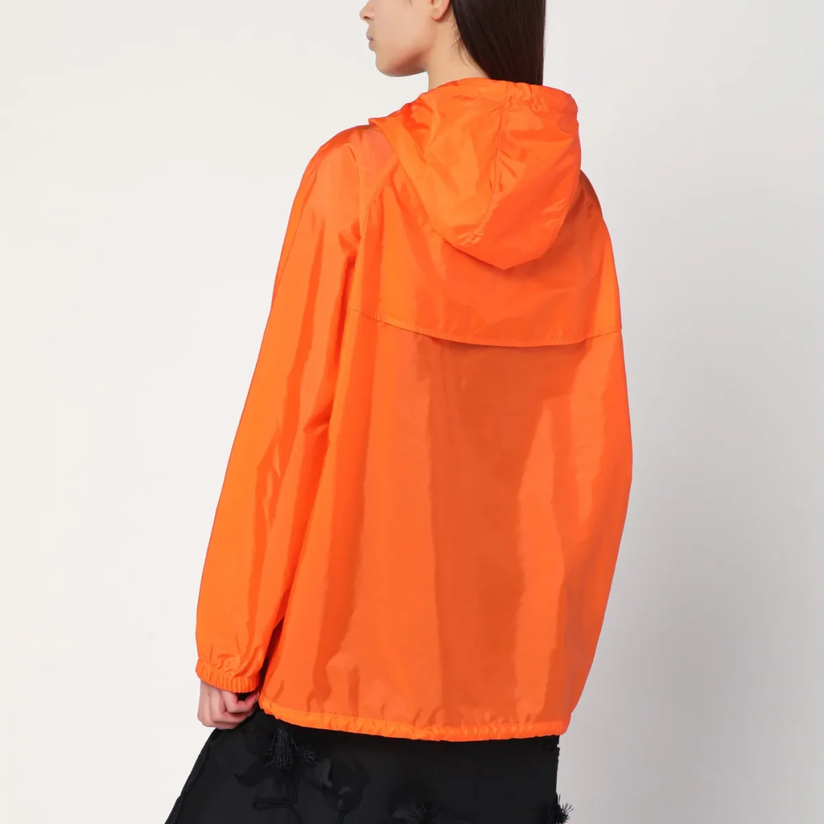 Impermeabile arancione in Re-Nylon leggero - Image 4