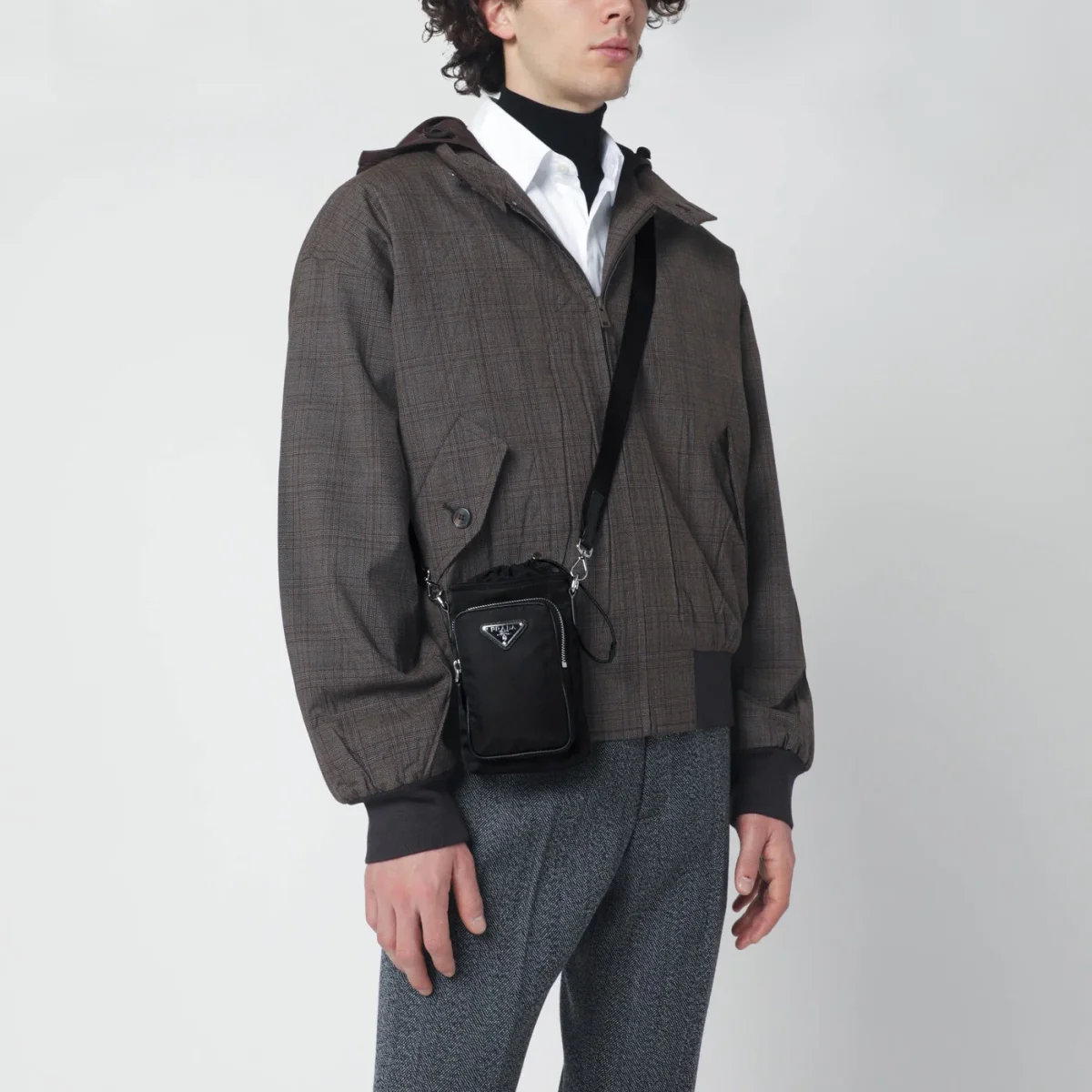 Portacellulare in Re-Nylon nero con tracolla – Image 3