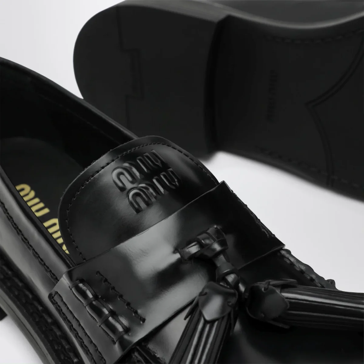 Mocassini neri in pelle spazzolata con nappine – Image 6