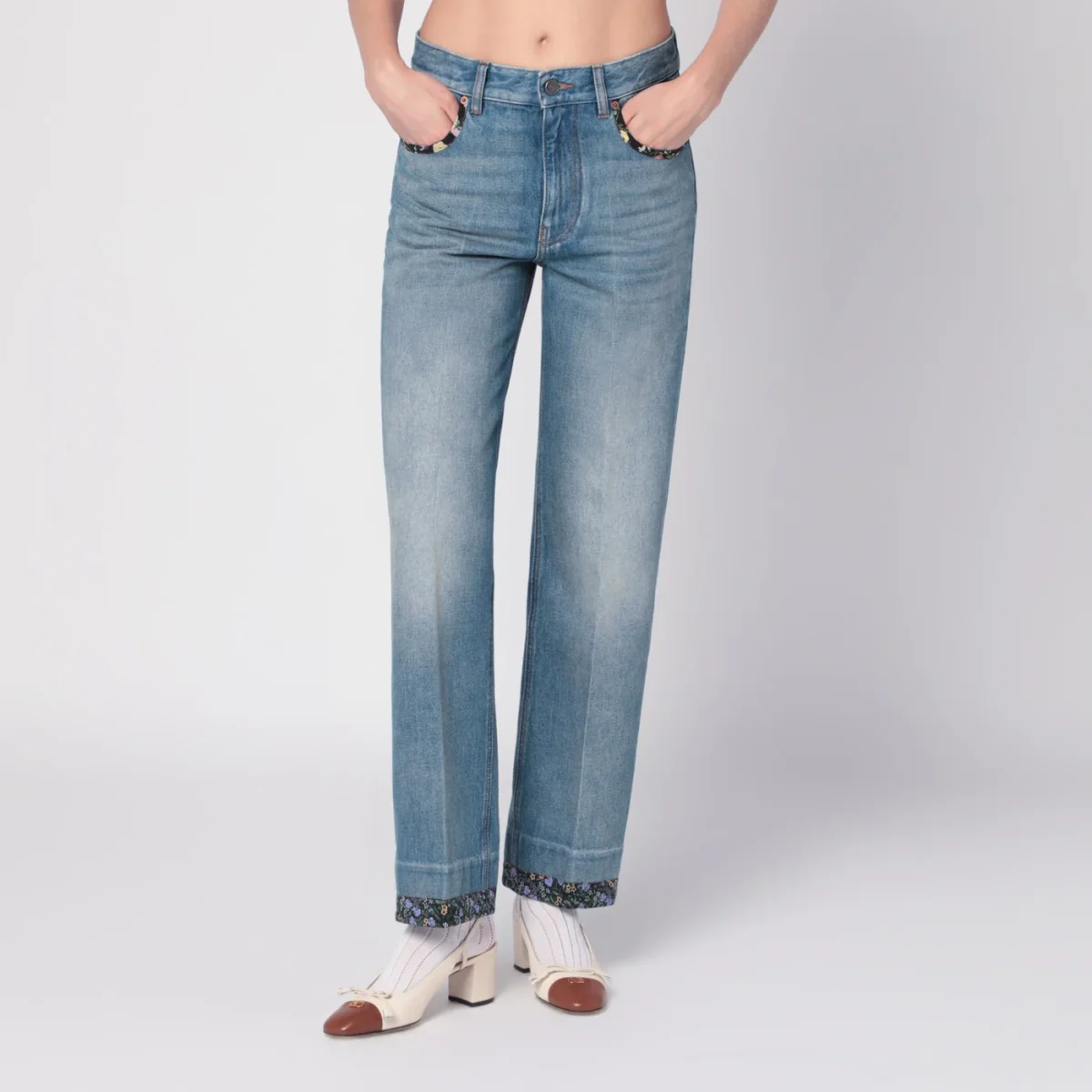 Jeans blu slavato con bordi in tessuto floreale – Image 2