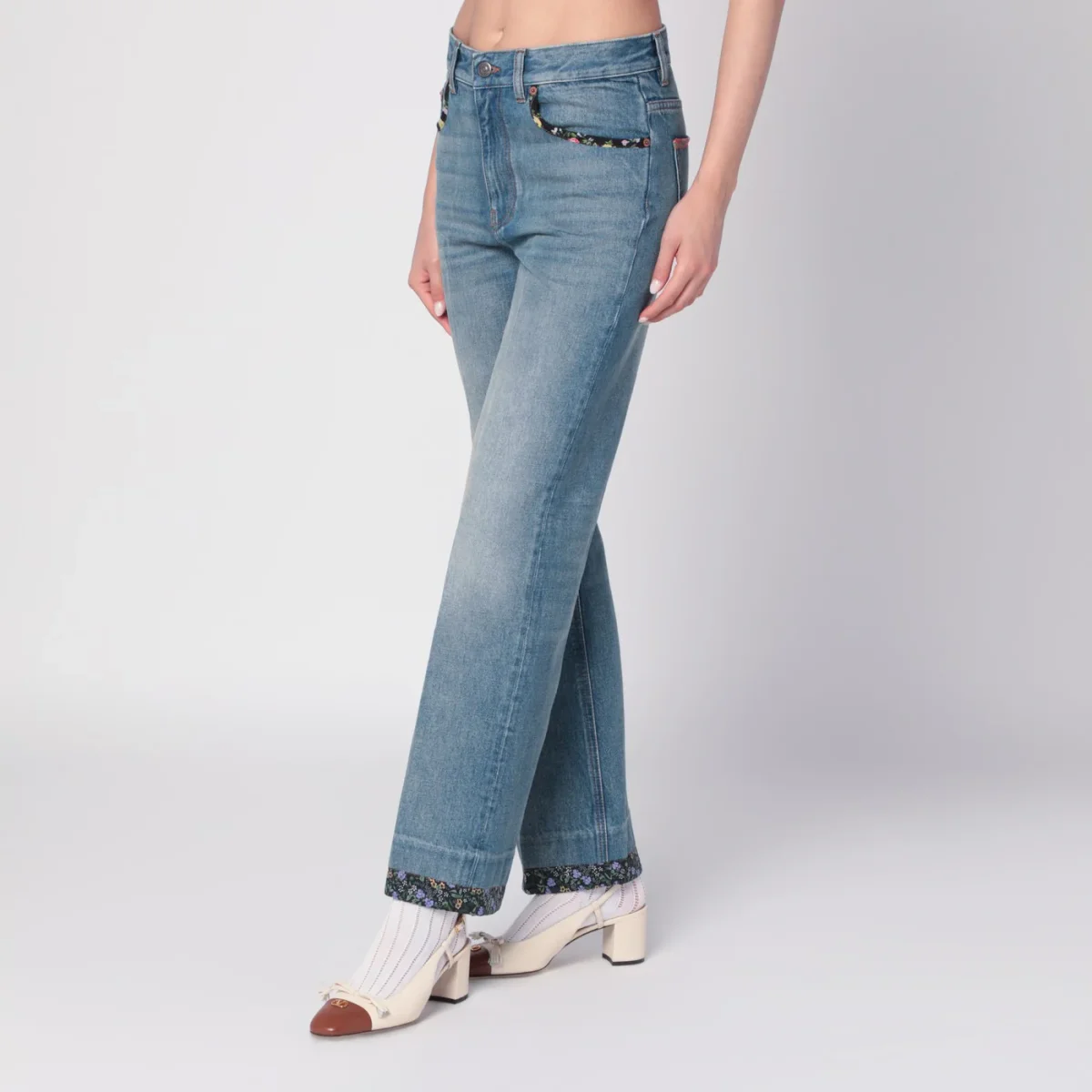 Jeans blu slavato con bordi in tessuto floreale – Image 4