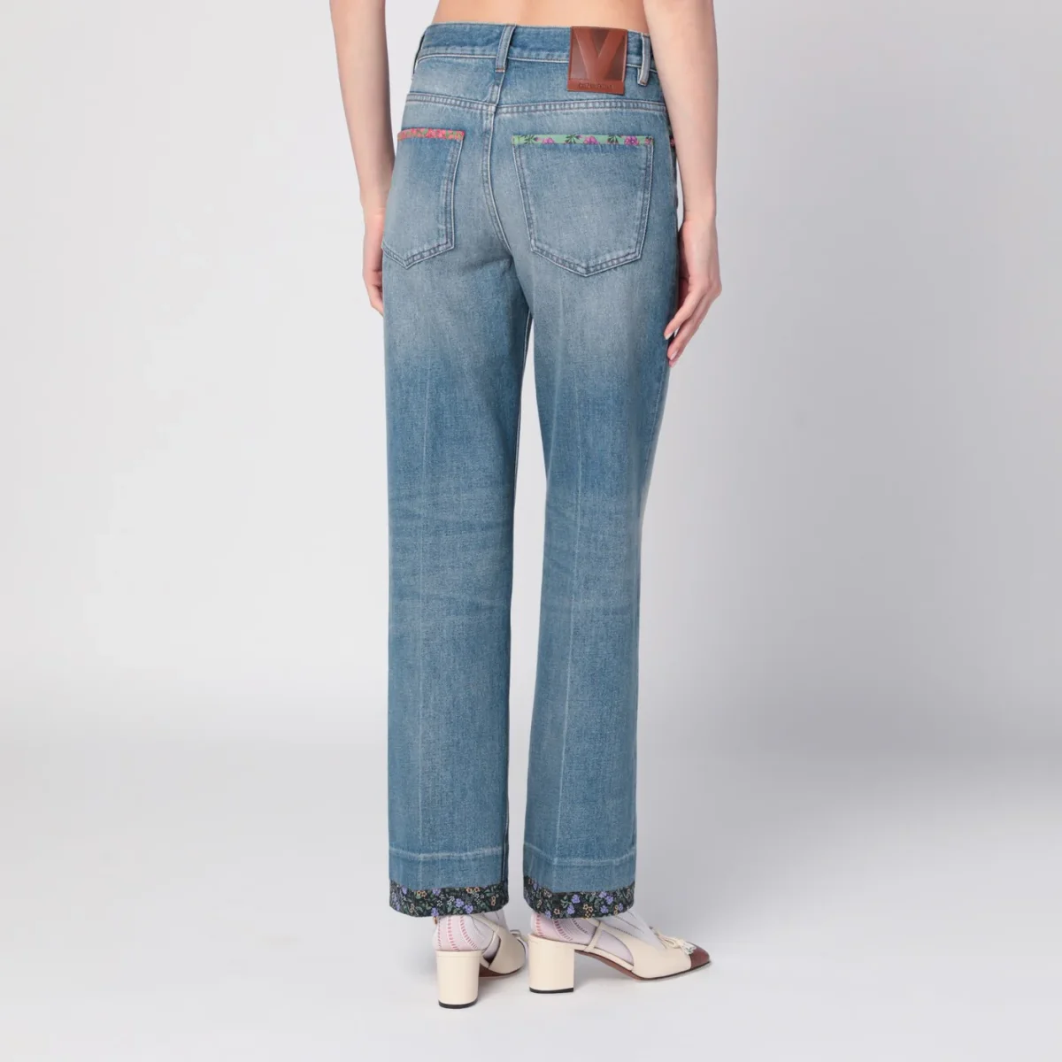 Jeans blu slavato con bordi in tessuto floreale – Image 5