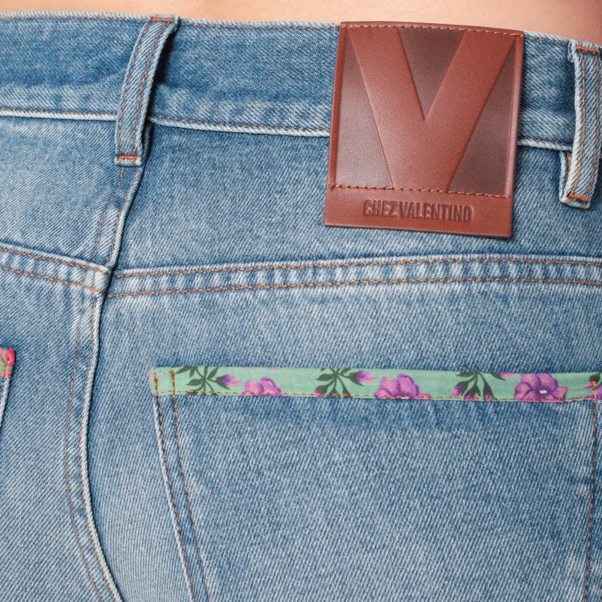 Jeans blu slavato con bordi in tessuto floreale – Image 6