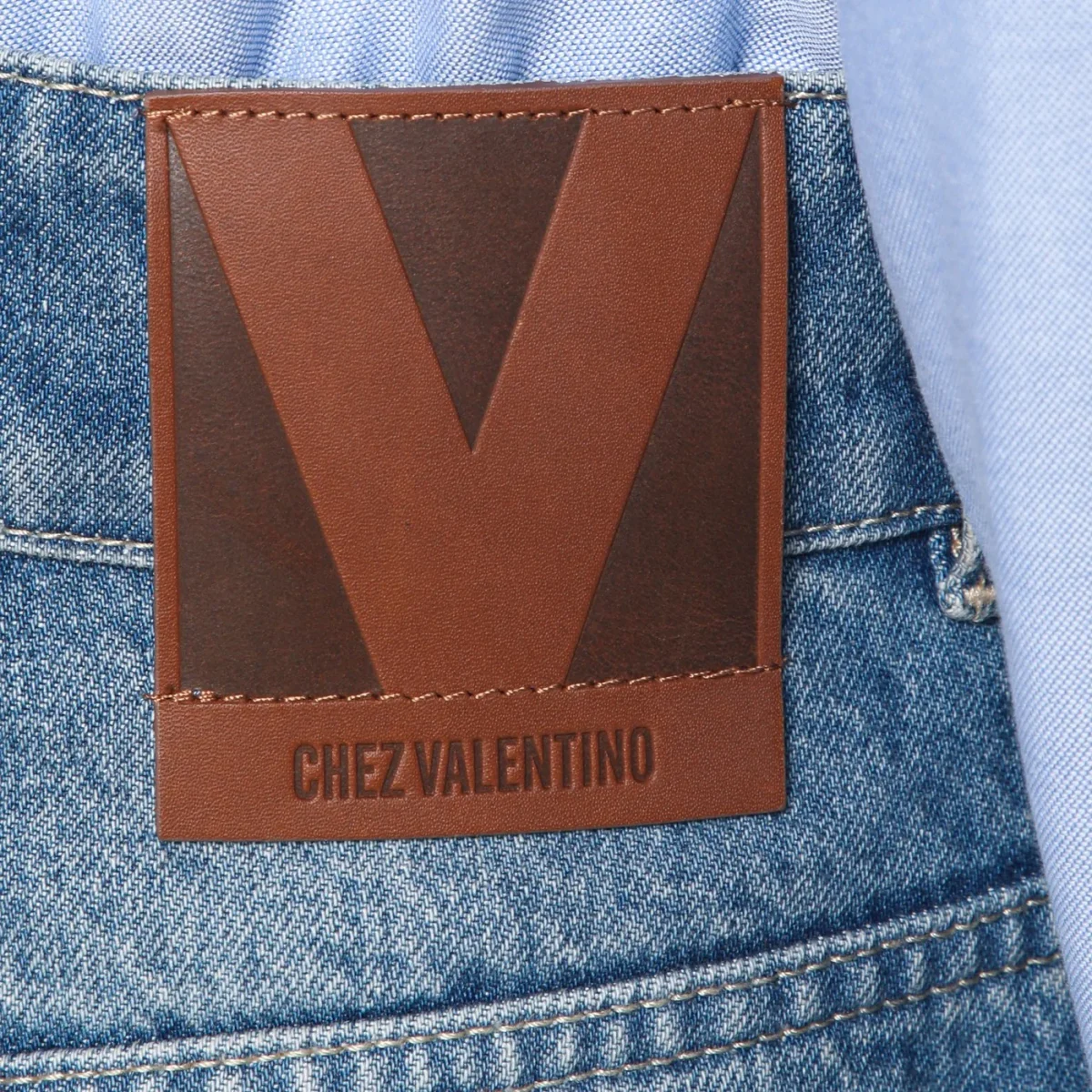 Jeans blu slavato con fondo in jacquard – Image 6