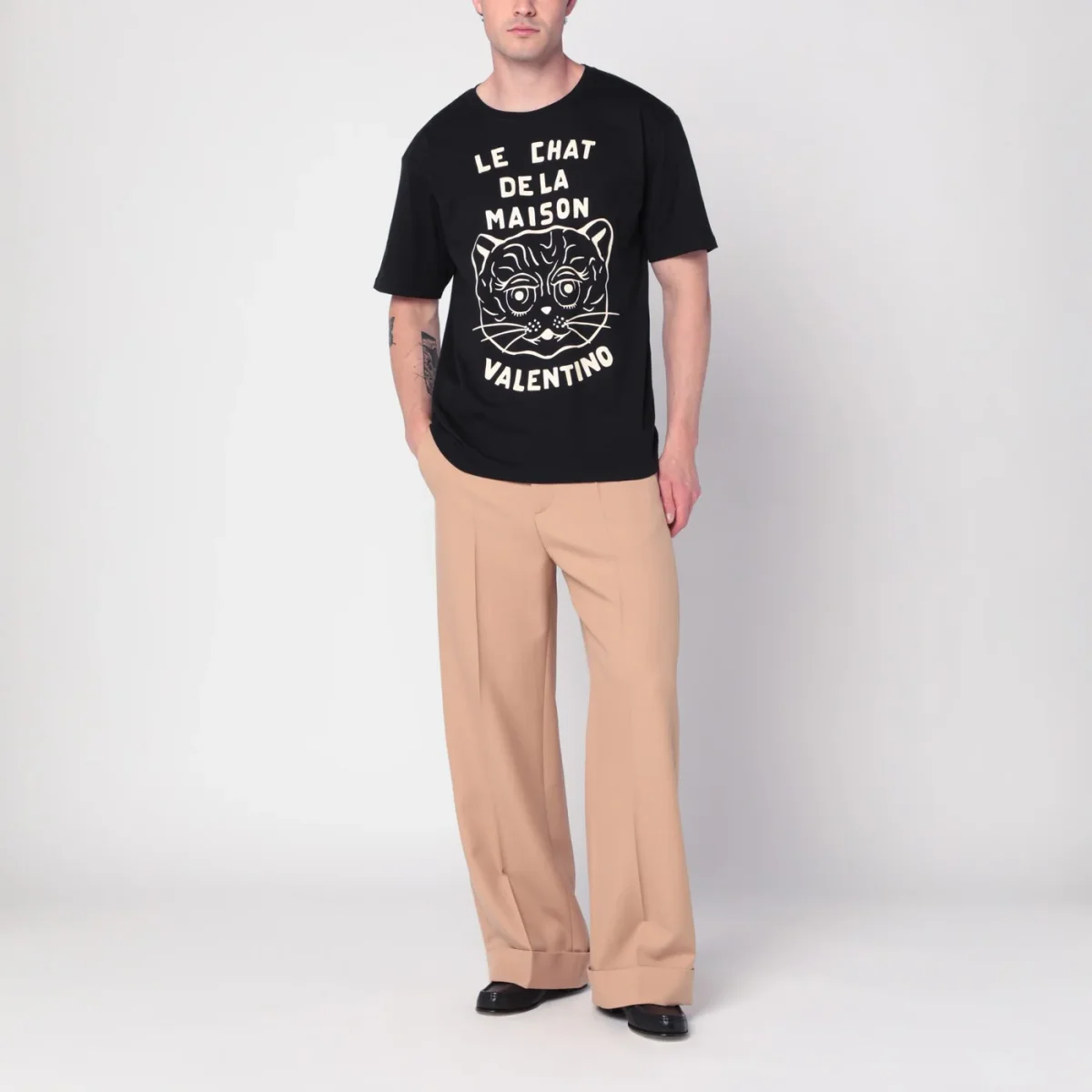 T-shirt nera con stampa Le Chat de la Maison – Image 3