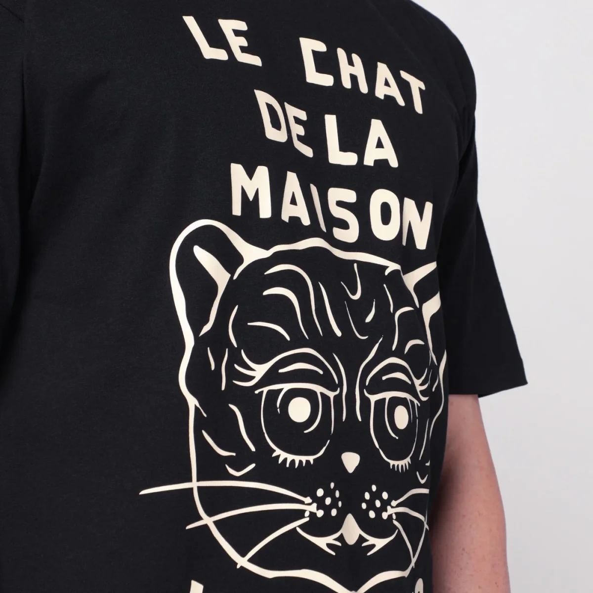 T-shirt nera con stampa Le Chat de la Maison – Image 5