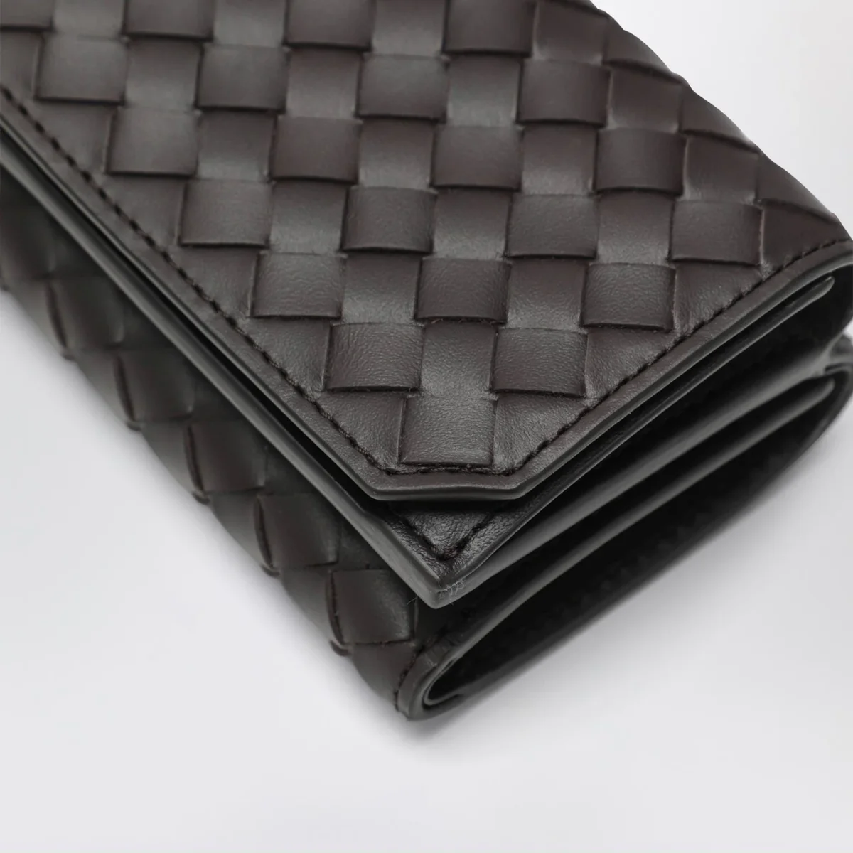 Portafoglio trifold fondente in Intrecciato - Image 5