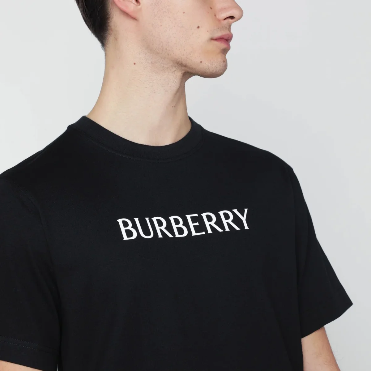 T-shirt nera con stampa logo – Image 5