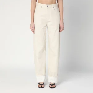 Jeans color meringa con risvolto