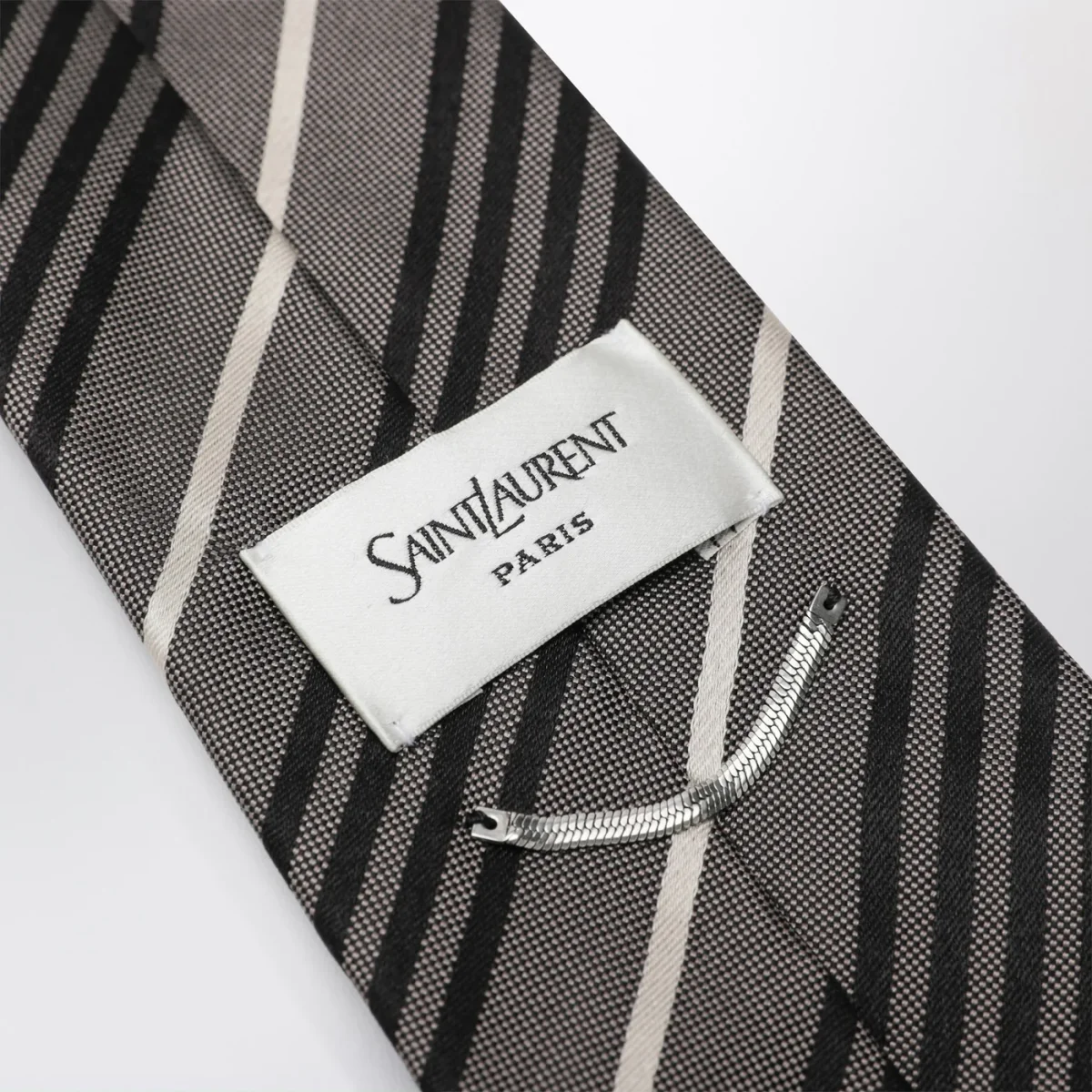 Cravatta grigia a righe in seta – Image 4