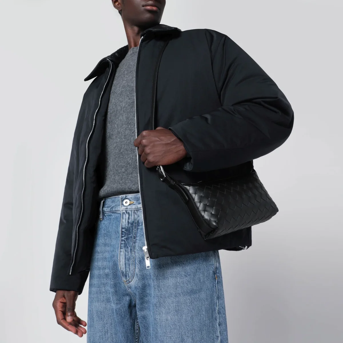 Borsa a tracolla piccola nera in Intrecciato – Image 3