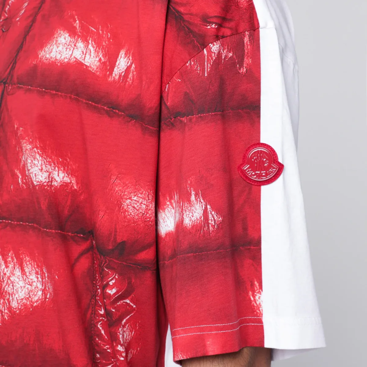 T-shirt rossa in cotone con stampa digitale - Image 5