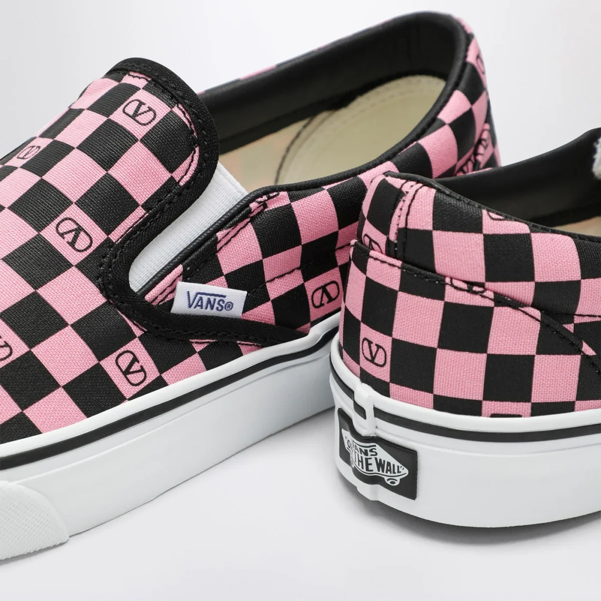 Sneaker Slip-On rosa orchidea/nera con stampa VLogo Checkerboard – Image 6