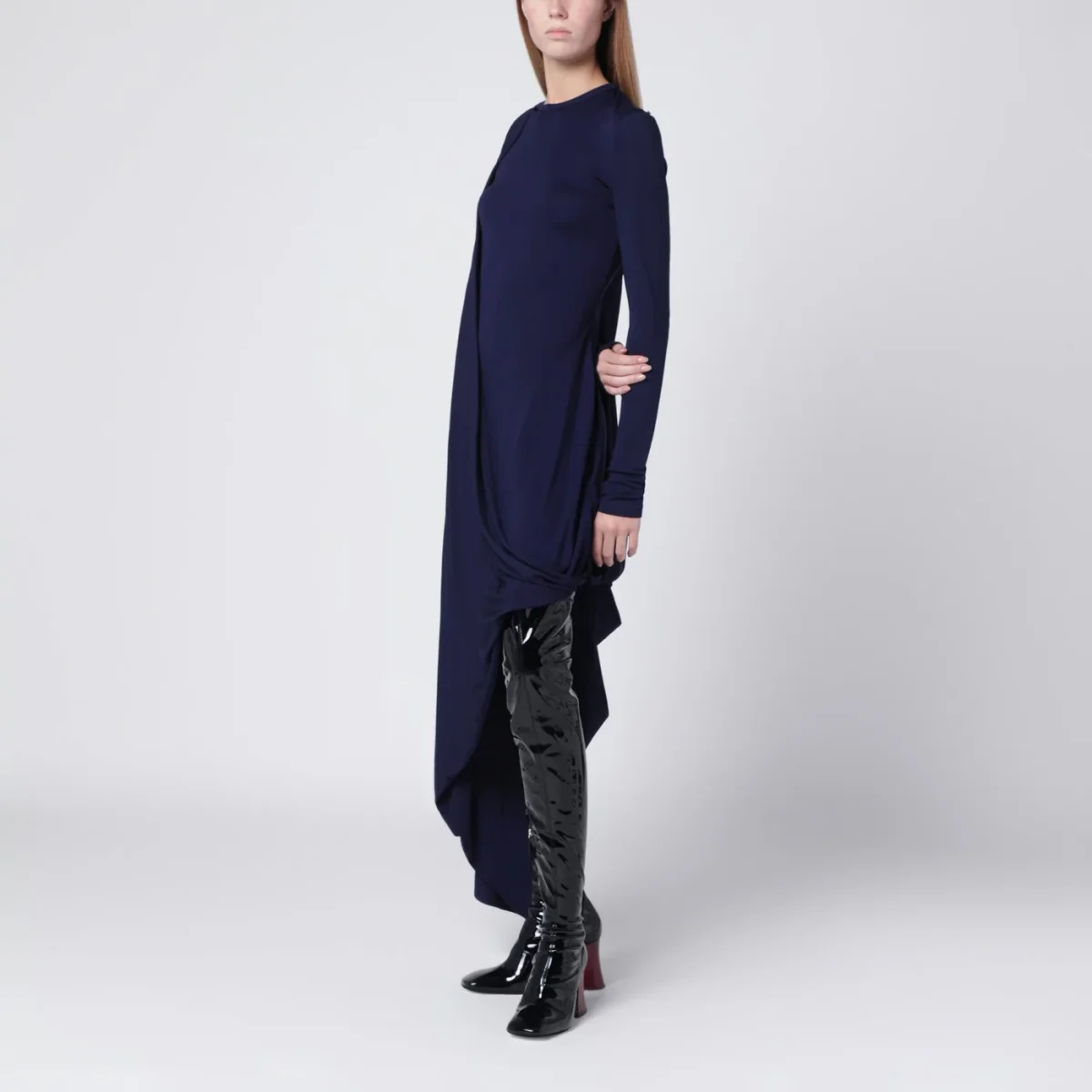 Abito asimmetrico con drappeggio viola scuro - Image 3