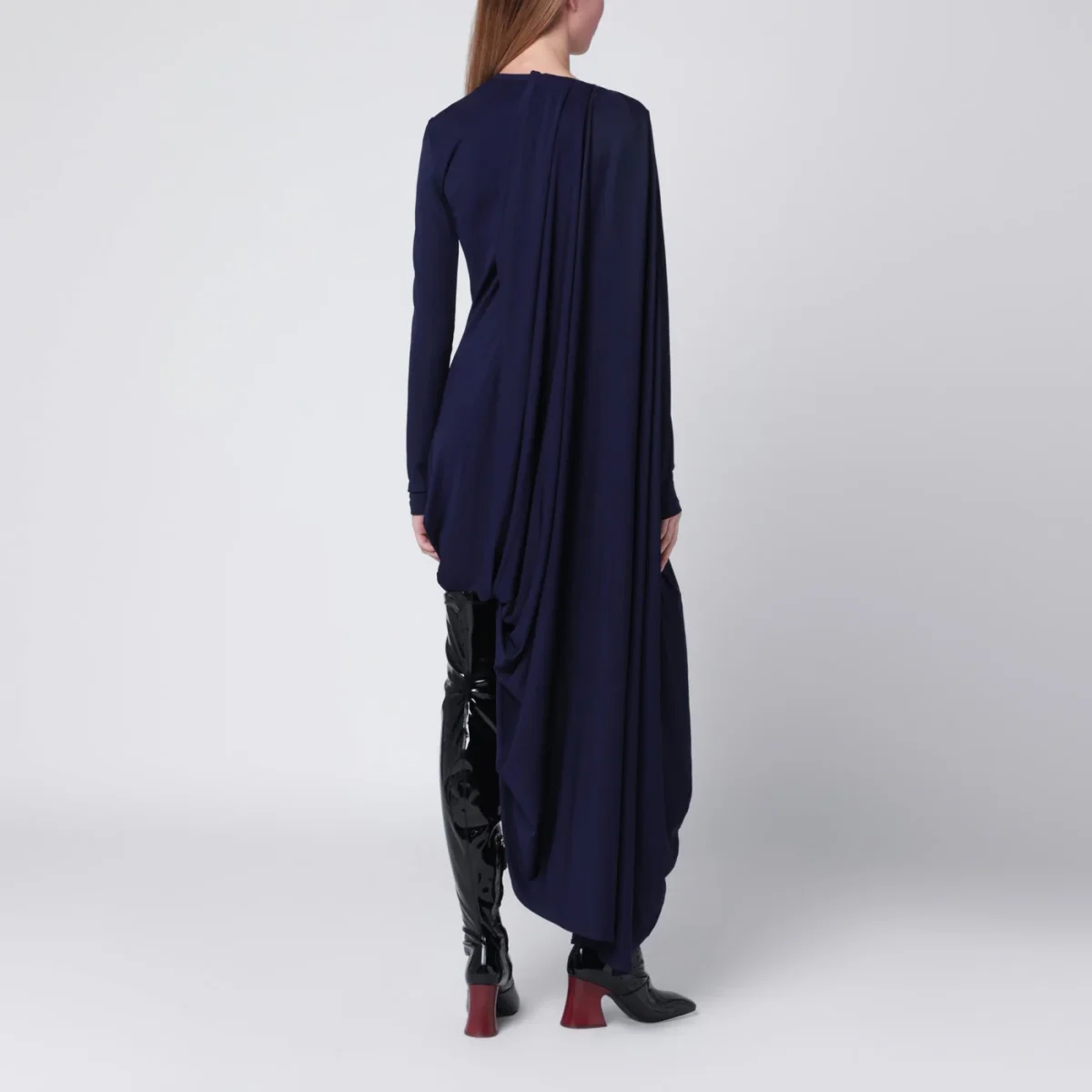 Abito asimmetrico con drappeggio viola scuro - Image 4