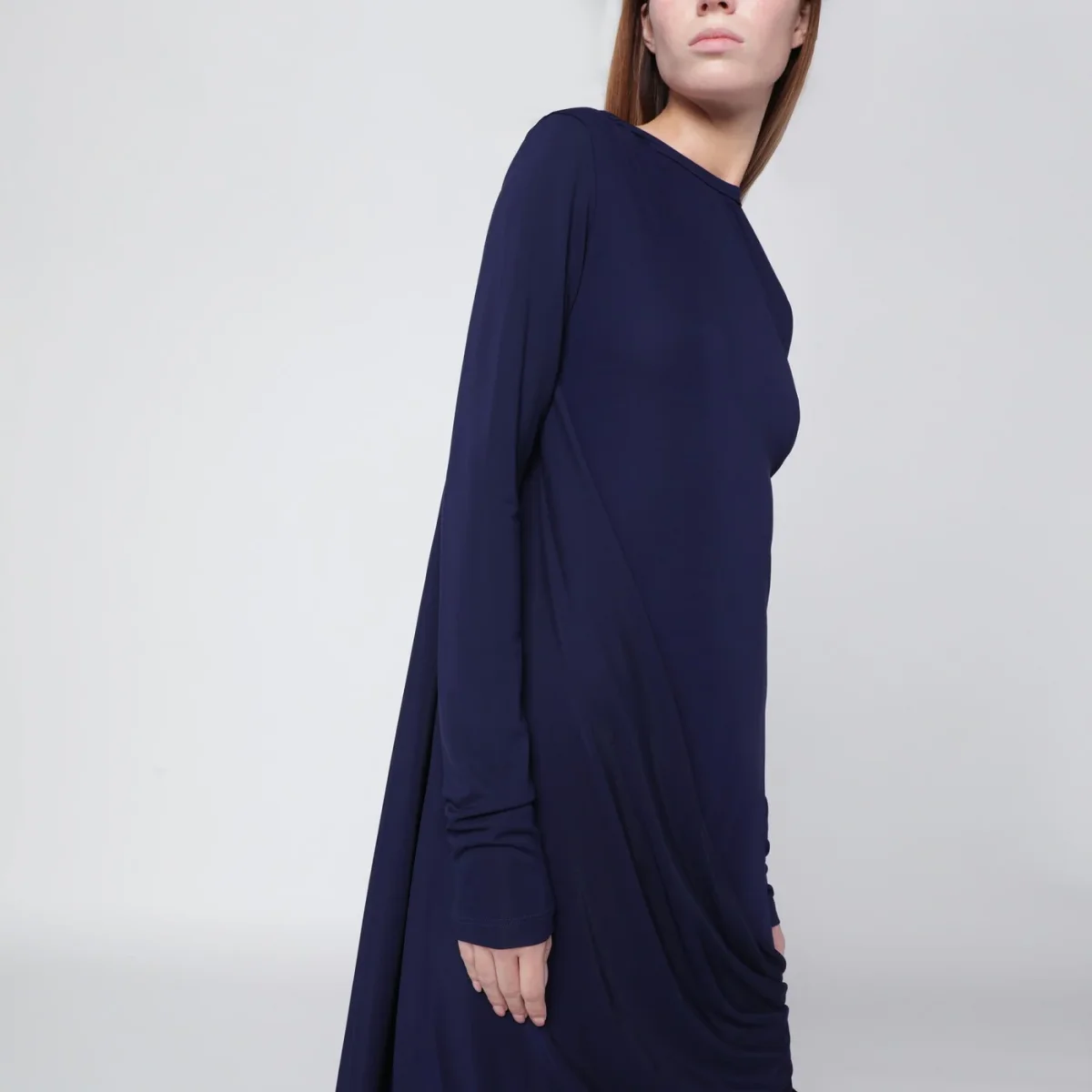 Abito asimmetrico con drappeggio viola scuro - Image 5