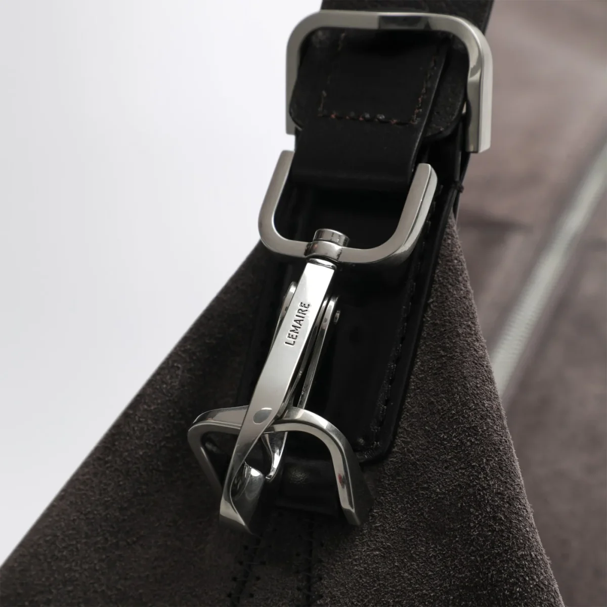 Quiver Clip bag greige in suede - Image 7