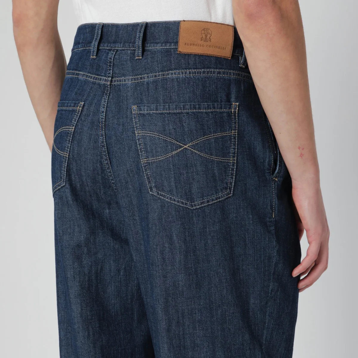 Jeans con pinces blu in denim – Image 6