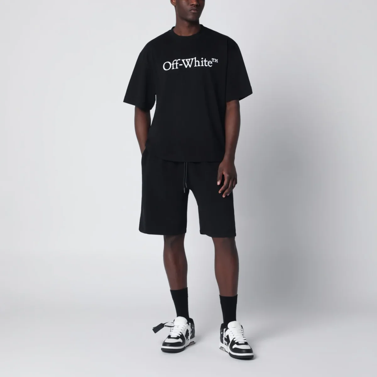 T-shirt nera con stampa logo – Image 3