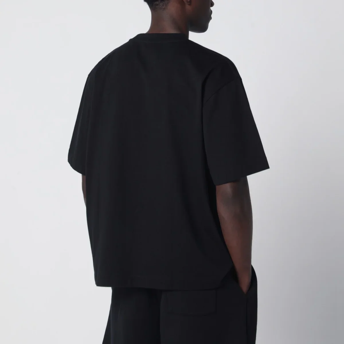 T-shirt nera con stampa logo – Image 4