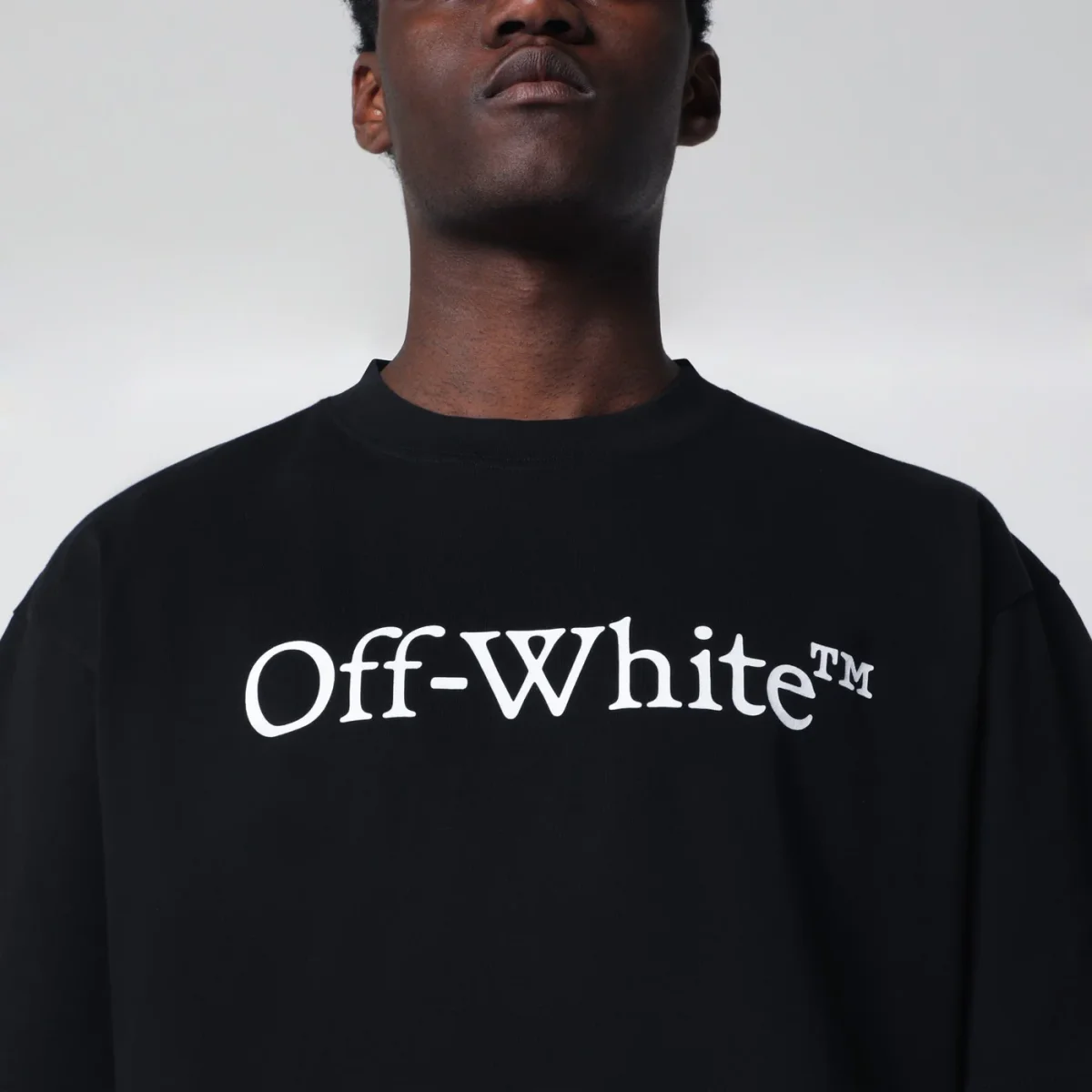 T-shirt nera con stampa logo – Image 5