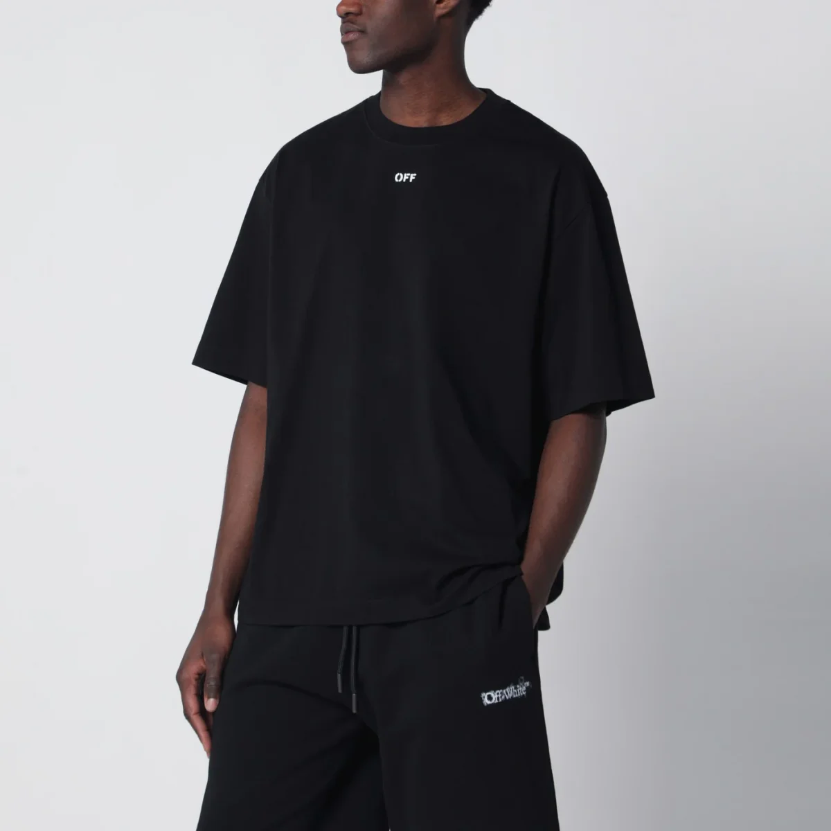 T-shirt nera con logo OFF – Image 2