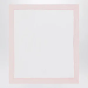 Copertina bianca con bordo in seersucker rosa