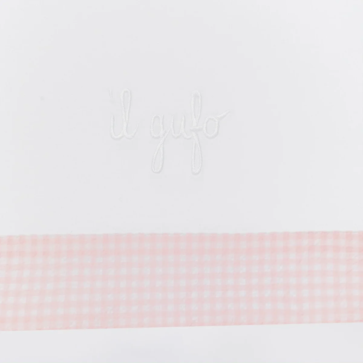 Copertina bianca con bordo in seersucker rosa – Image 4