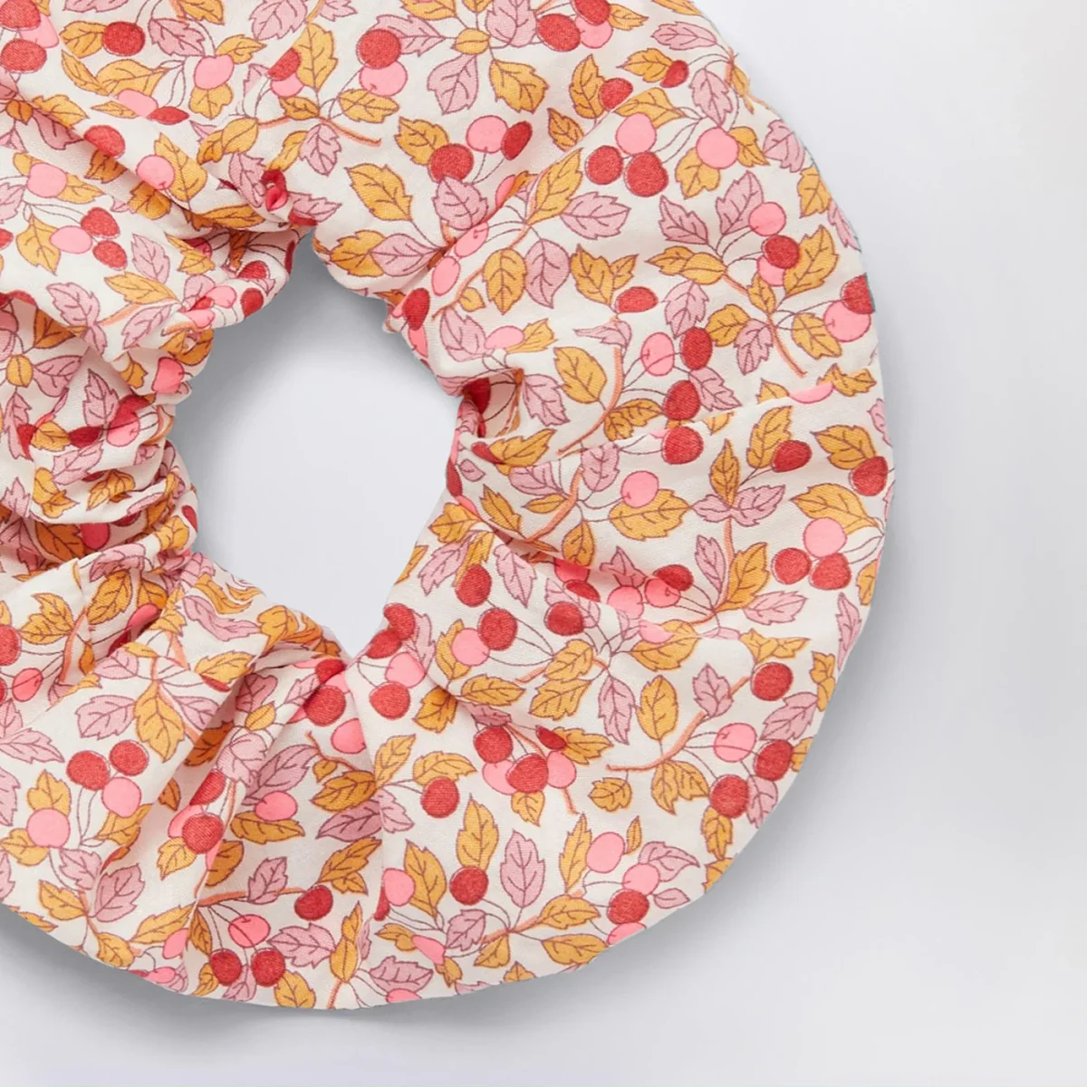 Scrunchie albicocca in tessuto Liberty – Image 3
