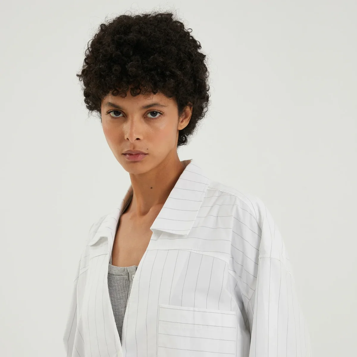 Abito chemisier a maniche lunghe bianco a righe - Image 5