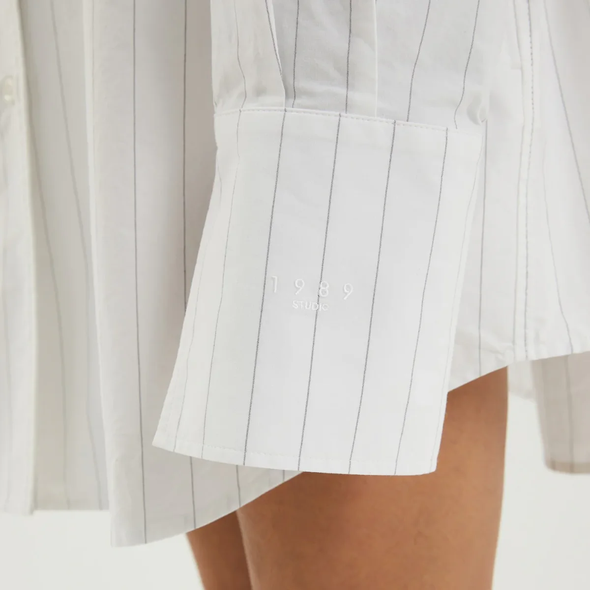 Abito chemisier a maniche lunghe bianco a righe - Image 6