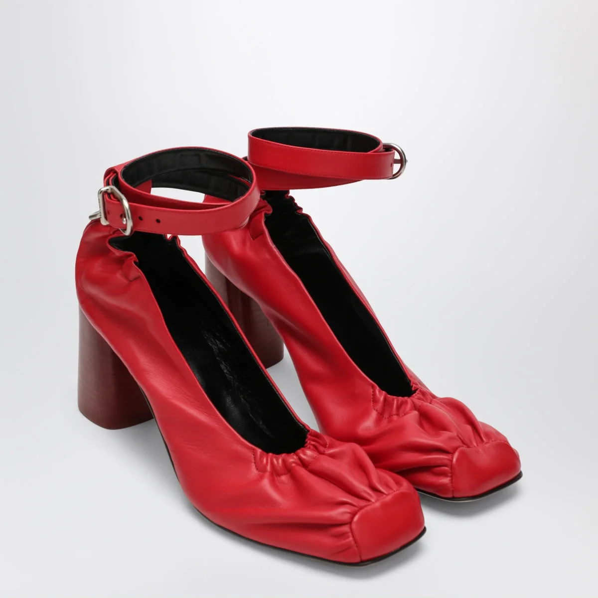 Décolleté rosso con logo D-Ring – Image 3