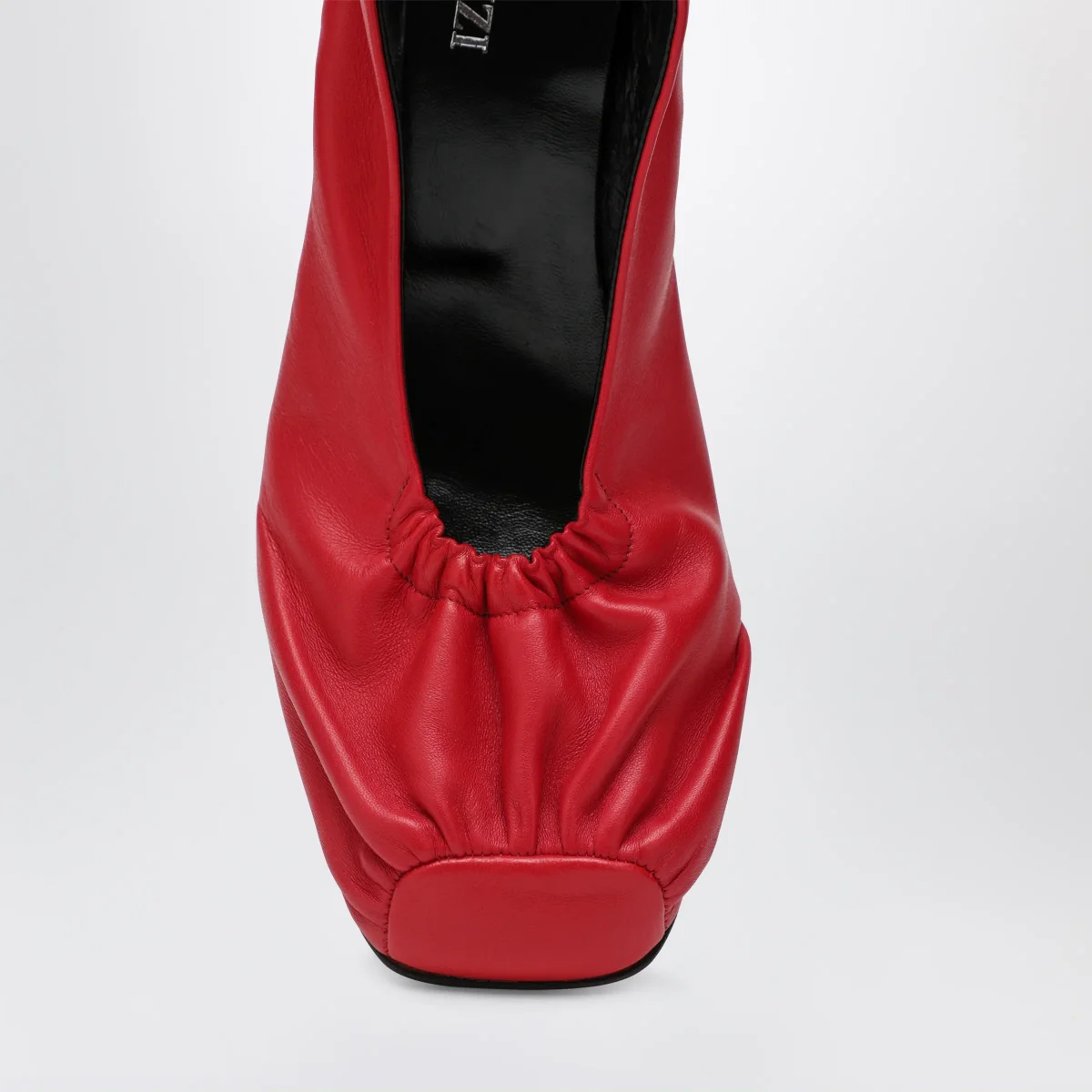 Décolleté rosso con logo D-Ring – Image 4